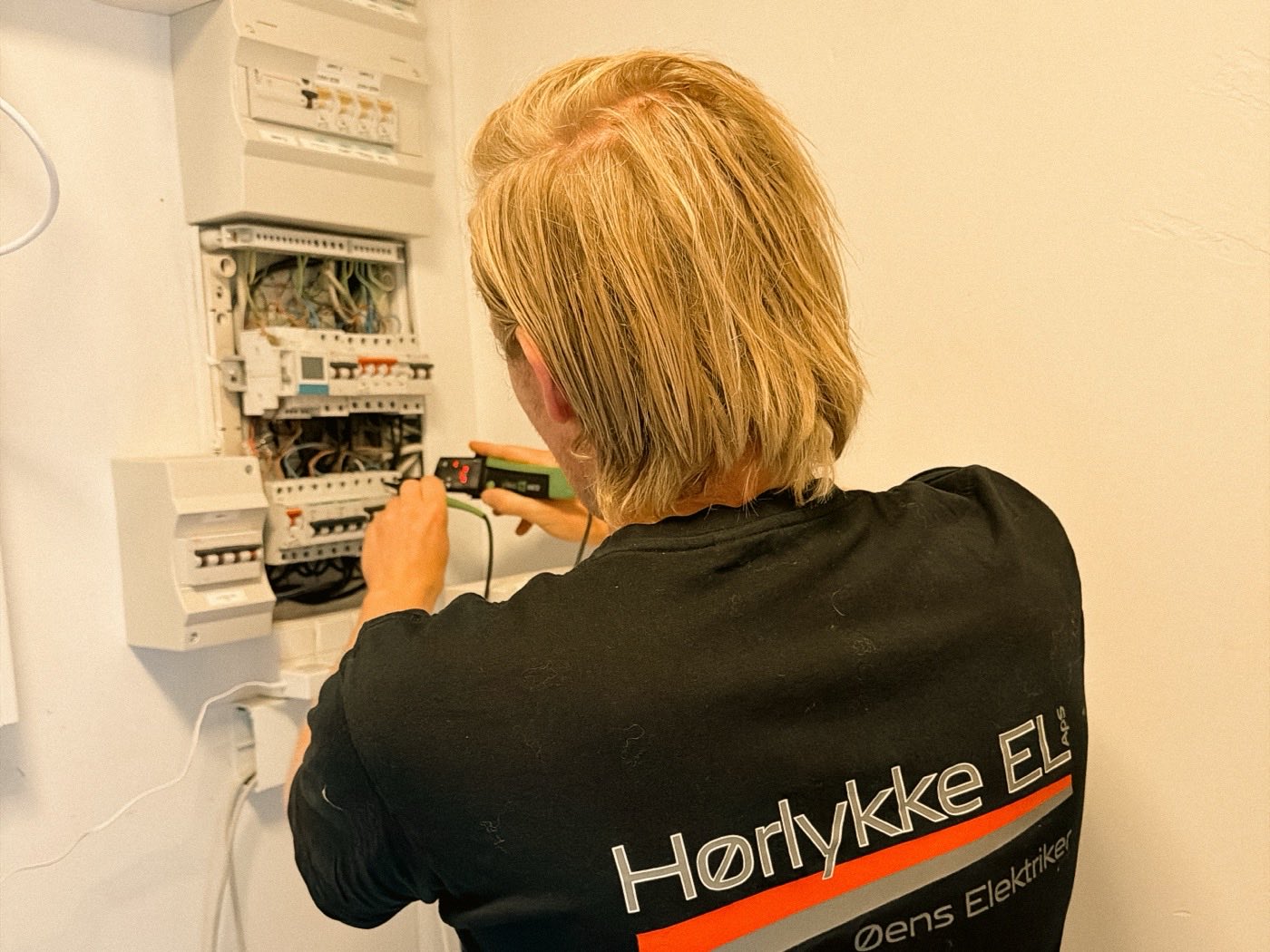 Elektriker fra Hørlykke EL arbejder i en eltavle