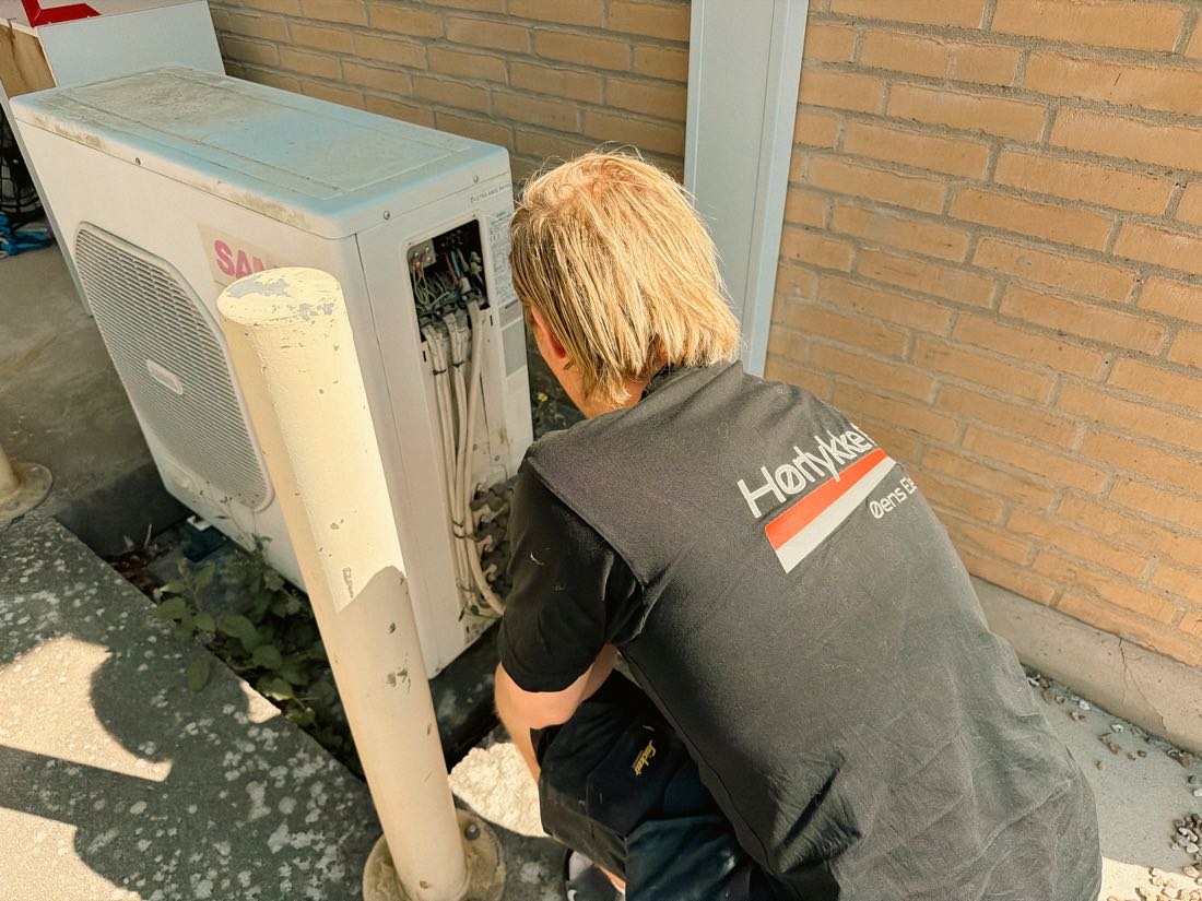 Elektriker fra Hørlykke EL arbejder i eldelen på en varmepumpes udedel