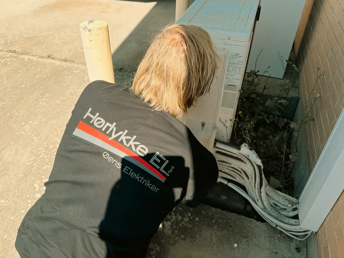 varmepumpe-service-proces Elektriker fra Hørlykke EL ved udedelen på en luft til luft varmepumpe